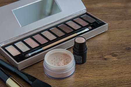 eyeshadow palette on brown surface thumbnail