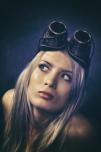 photo of a woman looking at the left side thumbnail
