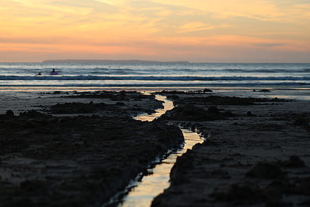 two people on seashore thumbnail