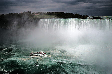 boat crossing near Niagara Falls thumbnail
