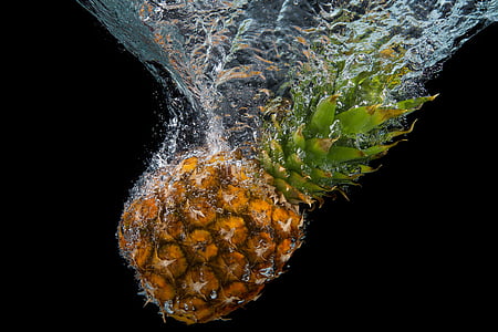 Pineapple under water thumbnail