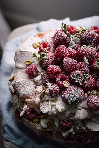 shallow focus photography of strawberry cake thumbnail