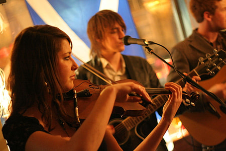 woman playing violin thumbnail
