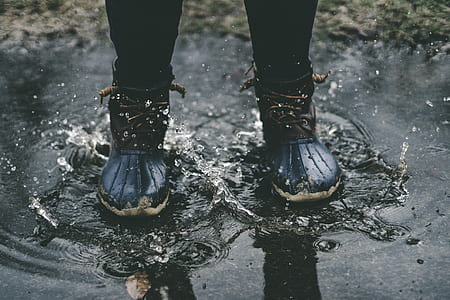 woman wearing duck boots on water thumbnail