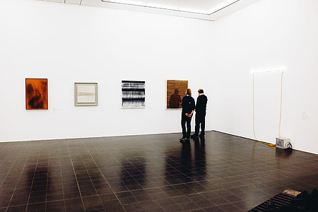 People in the museum thumbnail