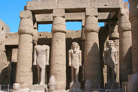 three King Tut statues between pillars thumbnail