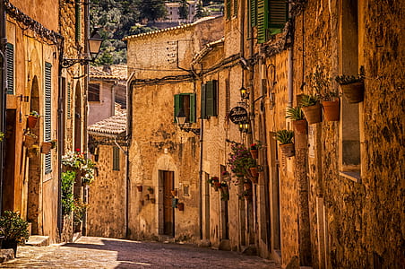 photograph of empty street thumbnail