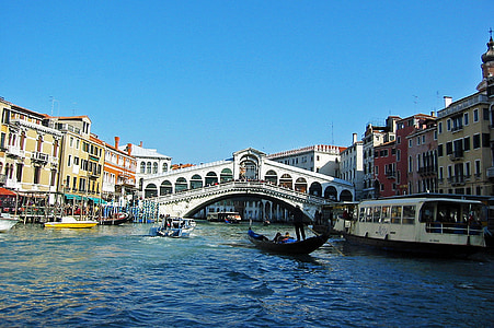 man sailing on boat in Rialto bridge thumbnail