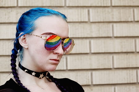 woman wearing mirrored sunglasses thumbnail