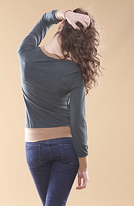 woman in gray long-sleeved shirt with blue denim jeans thumbnail