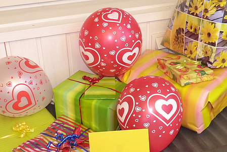 red balloon on green gift box thumbnail