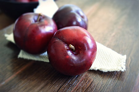 three red apples thumbnail