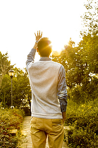 man wearing gray sweatshirt at the middle of park thumbnail