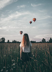 woman watching hot air balloons thumbnail