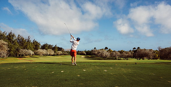 man swinging golf club thumbnail