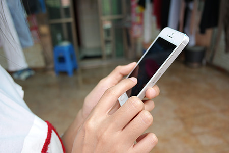 person holding silver iPhone 5s displaying black screen thumbnail