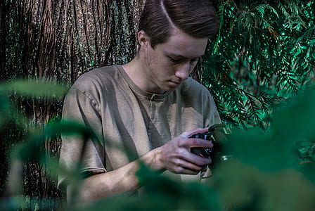 Man Wearing of Gray Shirt thumbnail