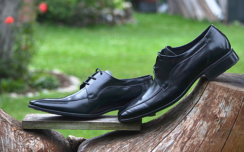 pair of black leather dress shoes thumbnail