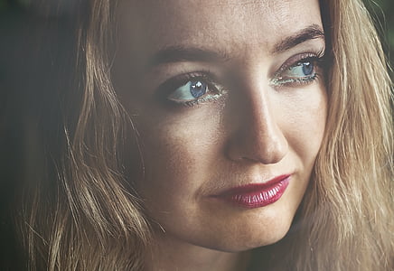 woman red lipstick thumbnail