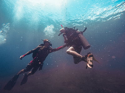diver teaching his student under the body of water thumbnail