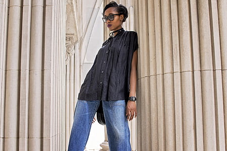 woman leaning on pillar thumbnail