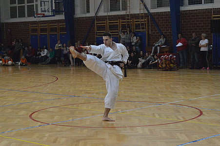 man doing taekwondo thumbnail