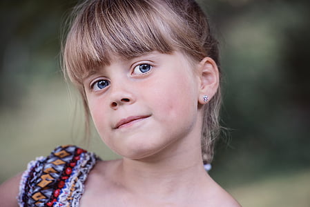 bokeh photography of blonde hair girl thumbnail