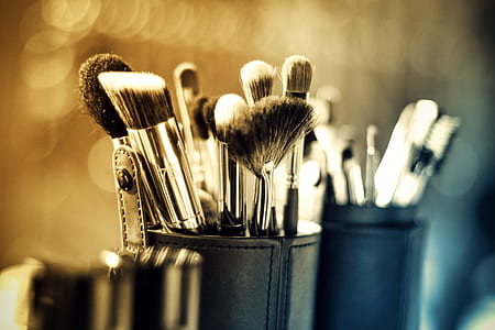 black handle makeup brush in closeup photography thumbnail