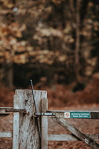 brown wooden fence shallow focus photography thumbnail