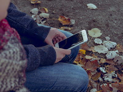 man holding silver iPhone 6 thumbnail
