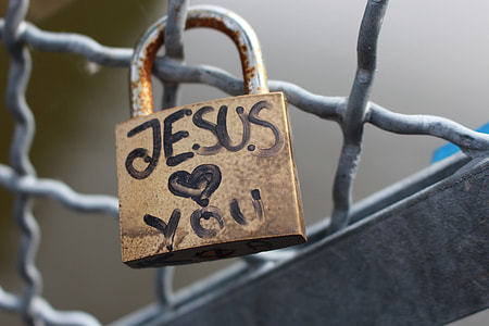 rusty Jesus Loves You printed lock thumbnail