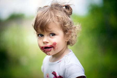 shallow focus photography of girl thumbnail