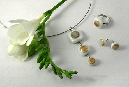 white flowers thumbnail