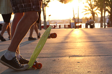 person stepping on cruiser board thumbnail