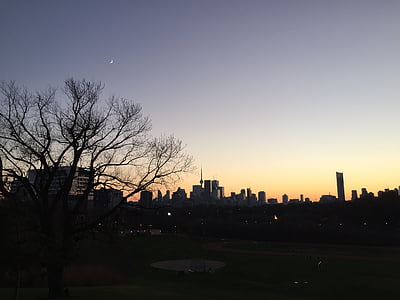 silhouette of city skyline thumbnail