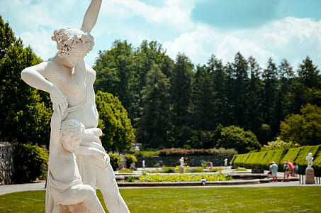 garden with woman and child statue thumbnail