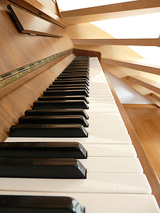brown upright piano closeup photography thumbnail