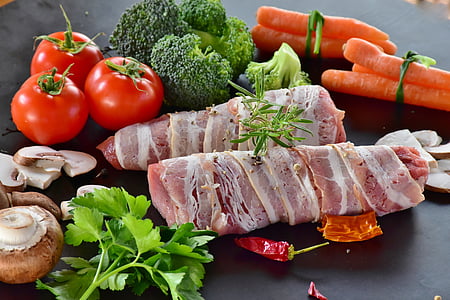 raw meat and three tomatoes with carrots and broccoli thumbnail