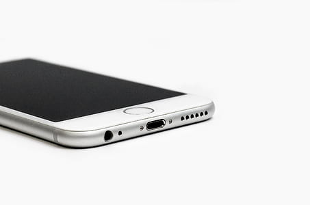 silver iPhone 6 displaying black screen thumbnail