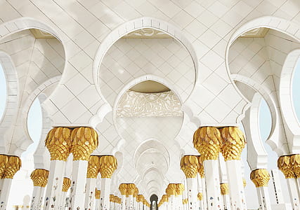 white paint pillars in white wall paint room thumbnail