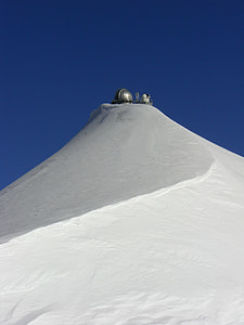 gray dome building under blue sky photography thumbnail