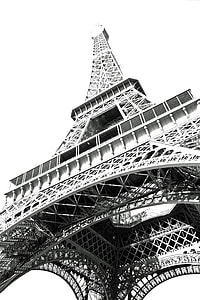 worm's view of Eiffel tower thumbnail