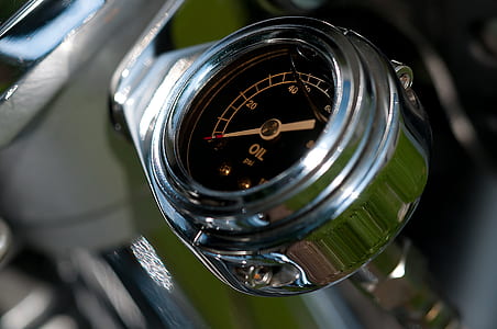 selective focus of gray gauge thumbnail