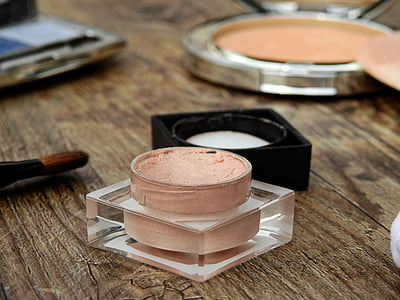 shallow focus photography makeup palette thumbnail
