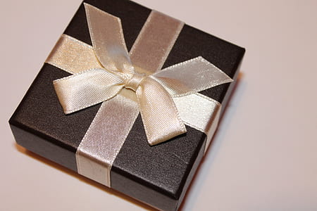 black and white gift box thumbnail