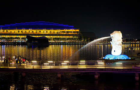 Merlion, Singapore during the night thumbnail