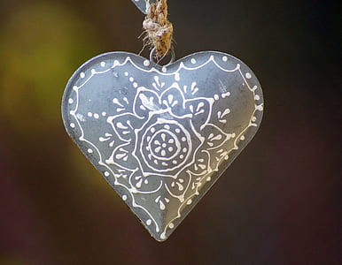 gray and white floral heart pendant thumbnail