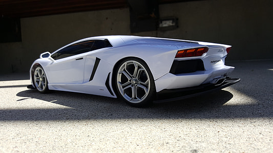 white coupe thumbnail