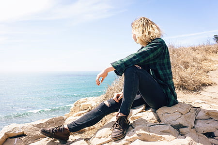 woman sitting on mountains thumbnail
