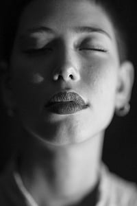 closeup photo of woman's portrait thumbnail